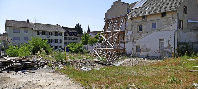 An der Hauptstrae gegenber Gasthaus ...enhaus mit 20 Stellpltzen entstehen.   | Foto: Susanne Filz