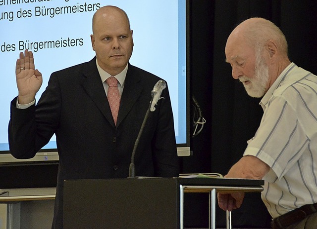 Heinz Erhardt (rechts) vereidigte Jrgen Louis als Brgermeister.  | Foto: Felix Lieschke