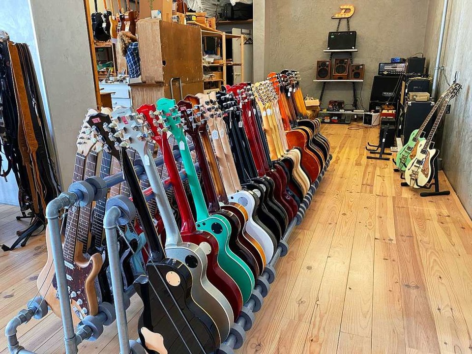 Im Unicorn gibt es Gitarre, Ukulele, Bsse, Verstrker und vieles mehr.  | Foto: Anika Maldacker