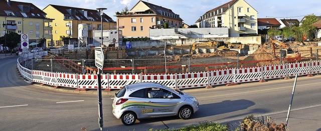 Noch wird gebuddelt und gebaggert. Doc...1 soll hier der Drogeriemarkt stehen.   | Foto: Sebastian Krger