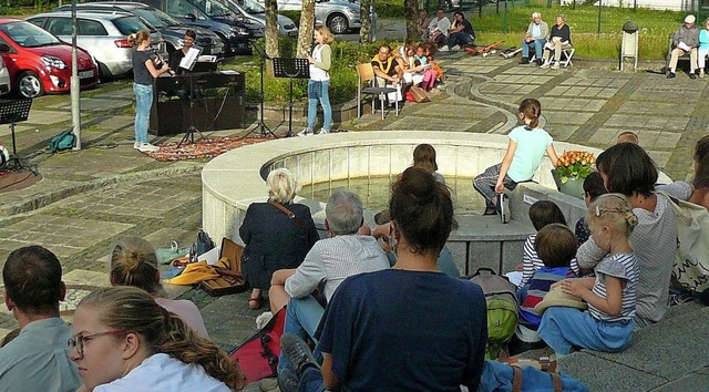 Von der Treppe aus hrten die Zuschaue...en und Schler der Jugendmusikschule.   | Foto: Nina Herrmann