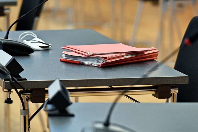 Ein Ordner liegt am Tag der Urteilsverkndung auf einem Tisch.  | Foto: Michael Bamberger
