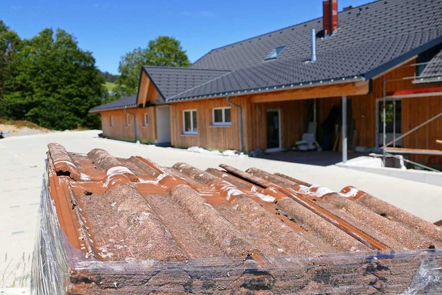 Die Arbeiten am Dach des Brgerhauses wurden jetzt beendet.  | Foto: Tanja Bury