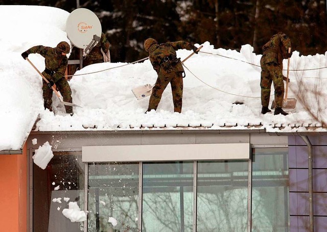 Auch das wre eine Aufgabe fr den Fre...m Schneeschaufeln im Katastrophenfall.  | Foto: A3528 Armin Weigel