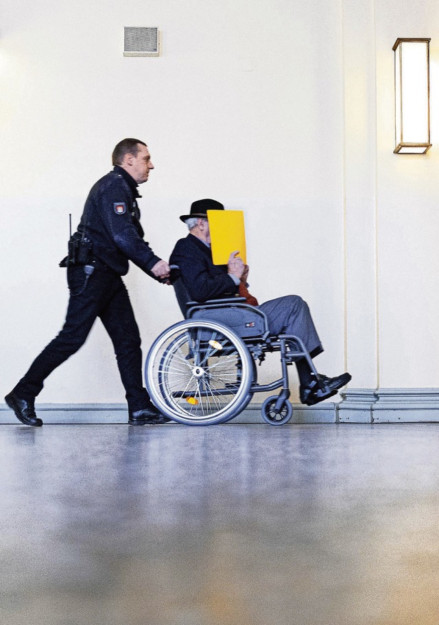 Im Rollstuhl wurde Bruno D. ins Gericht gebracht.  | Foto: Daniel Reinhardt (dpa)