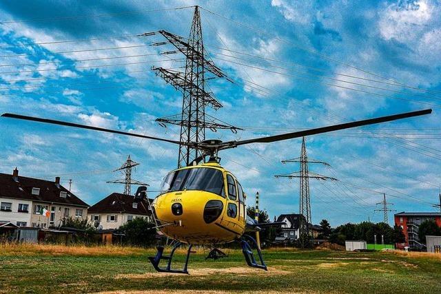 Wie Mitarbeiter von ED Netze Stromleitungen vom Hubschrauber aus kontrollieren