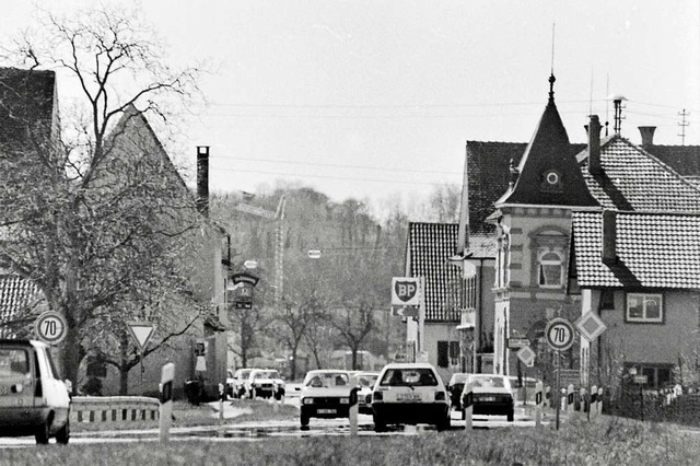 Die  B3 im Jahr 1985 mit   Blick auf das alte Rathaus  | Foto: privat