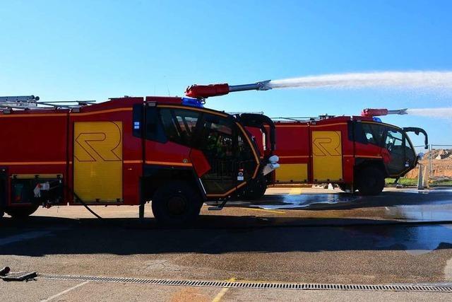 Brennendes Klein-Flugzeug landet am Euroairport – drei Männer verletzt