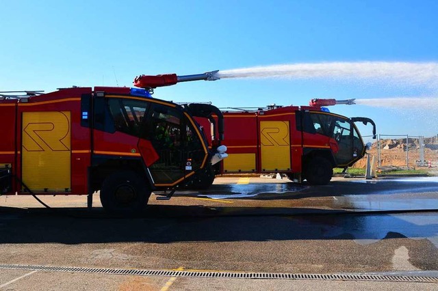 Die Flughafenfeuerwehr hatte den Brand...eilt der Euroairport mit (Symbolfoto).  | Foto: Annette Mahro