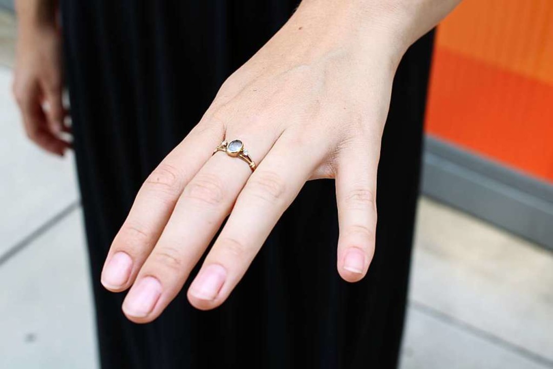 Ihren Ring muss sie immer dabei haben.  | Foto: Anna Castro Kösel