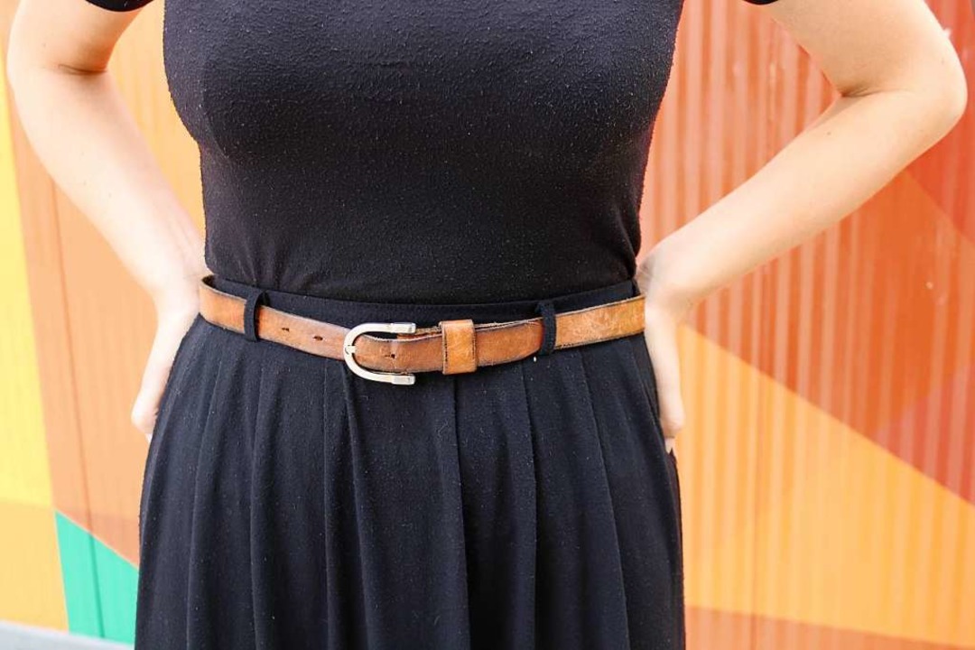Schlichte, schwarze Outfits kombiniert...cessoires wie einem besonderen Grtel.  | Foto: Anna Castro Ksel