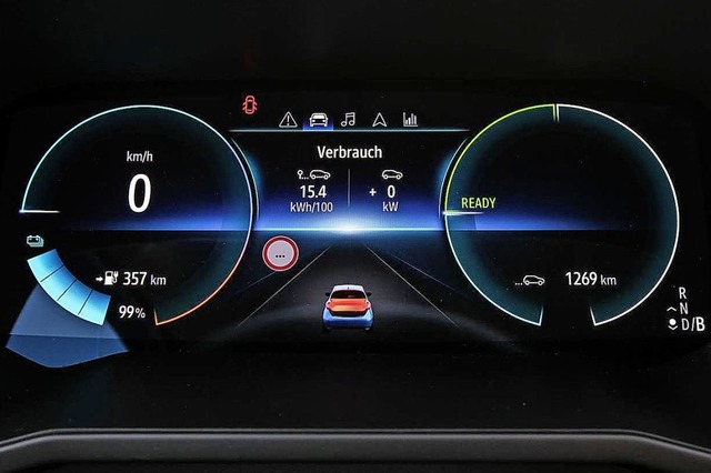 Blick aufs Display: Die E-Auto-Technik...der mit Verbrennern gro geworden ist.  | Foto: Renault