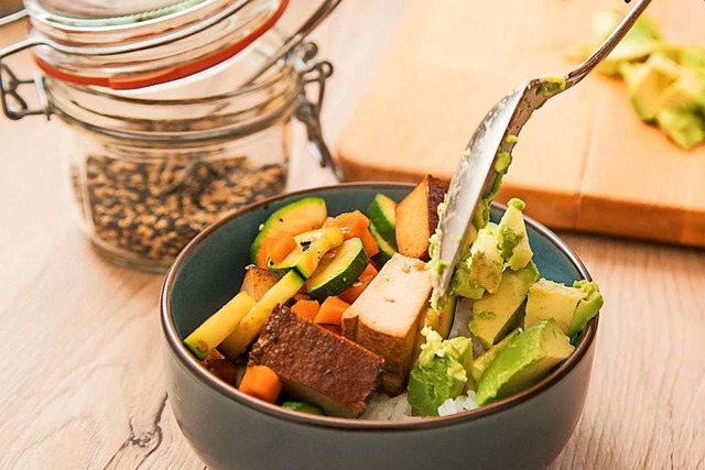 Hier wird vegan gegessen: Gemse, Avocado, Tofu und Reis.  | Foto: Christin Klose (dpa)