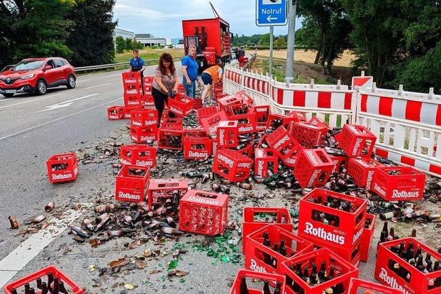 Biertransporter verliert Ladung am Hertener Loch bei Rheinfelden