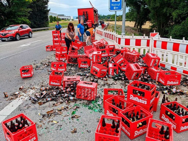 Helfer beseitigen den Schaden.  | Foto: Heinz und Monika Vollmar