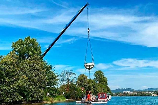 Feuerwehr birgt havariertes Sportboot aus dem Rhein bei Bad Sckingen