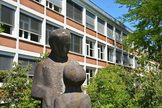 Die Skulptur Lehrer und Schler vor dem Weiler Kant-Gymnasium  | Foto: Hannes Lauber