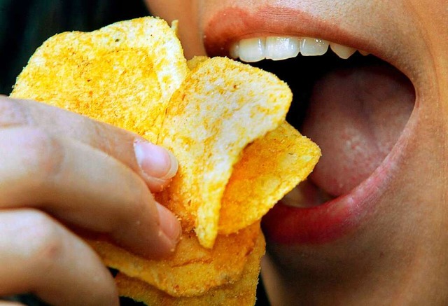 Lass krachen! Ein Kilo Kartoffelchips isst der Durchschittsdeutsche pro Jahr.  | Foto: Gero_Breloer