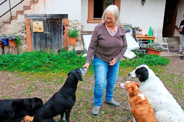 Gerlinde Wax, hier mit  Tieren in der Hundepension, verlsst die Grnen.  | Foto: Erich Krieger