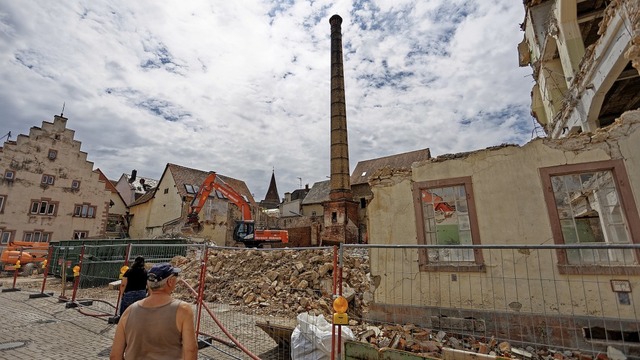 Die Abrissarbeiten an dem alten Fabrik...des Kamins soll am 30. Juli beginnen.   | Foto: Martin Wendel