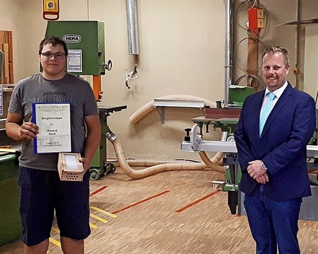 Schulleiter Raphael Schopp gratuliert dem Klassenbesten Roland Koch (links).  | Foto: Gewerbeschule Bad Sckingen