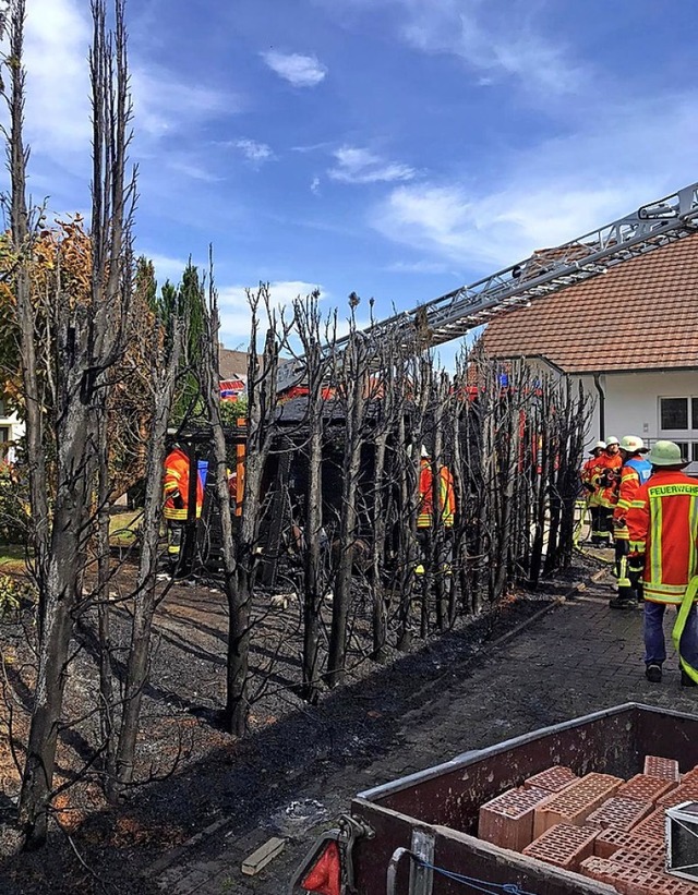 Ein Heckenbrand in Weisweil sorgte am ...ehr konnte den Brandschaden eindmmen.  | Foto: Feuerwehr Kenzingen