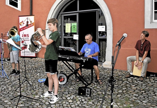 Schler  und  Lehrer  der Jugendmusiks...en mit ihren musikalischen Vortrgen.   | Foto: Herbert Trogus