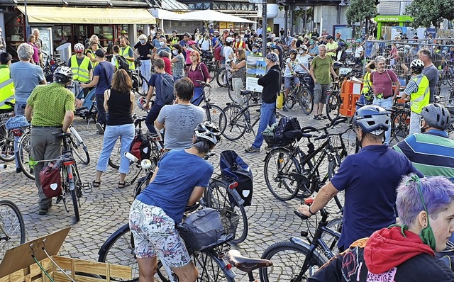 Der ganze Bahnhofsplatz steht voller Radfahrer.  | Foto: Maja Tolsdorf