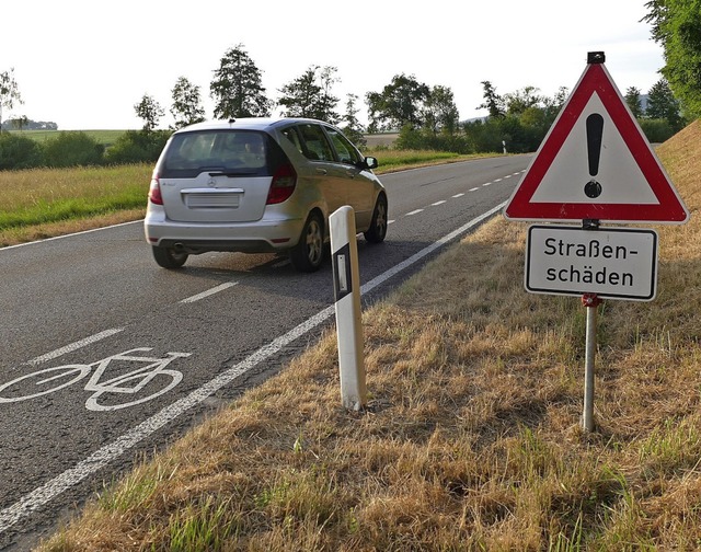 Die Schilder &#8222;Straenschden&#82...ang der Radteststrecke lassen rtseln.  | Foto: Victoria Langelott