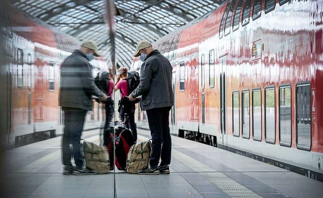 Die Deutsche Bahn setzt bei der Masken...e Einsicht der Fahrgste (Symbolbild).  | Foto: Paul Zinken (dpa)