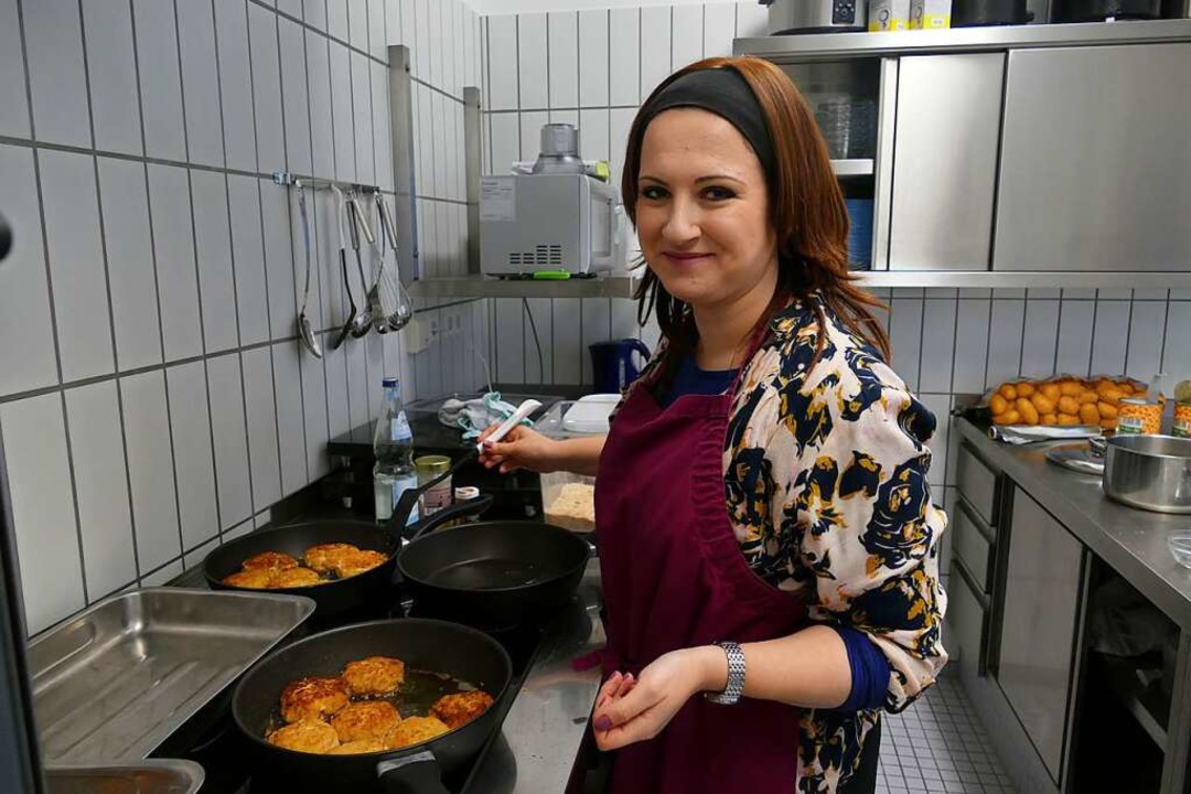 Towa Flomenmann, die Ehefrau des Rabbiners, hat die Regie in der Küche.  | Foto: Nina Witwicki