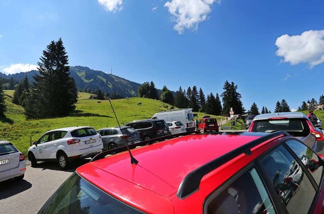 Volle Parkpltze, volle Straen: Anwoh...sberlastung in den Alpen (Symbolfoto)  | Foto: Karl-Josef Hildenbrand (dpa)