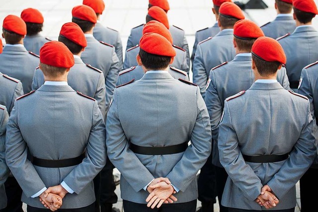 Bundeswehrsoldaten sind im Bendlerbloc...ihrem feierlichen Gelbnis angetreten.  | Foto: Maurizio Gambarini (dpa)