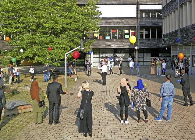 Eltern und Jugendliche lassen Luftball...thlingen in den Sommerhimmel steigen.  | Foto: Angela Bhrer