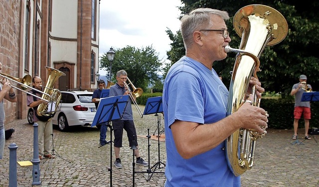 Entspannt mit Abstand spielten die Musiker vor der Kirche.   | Foto: Heidi Fel