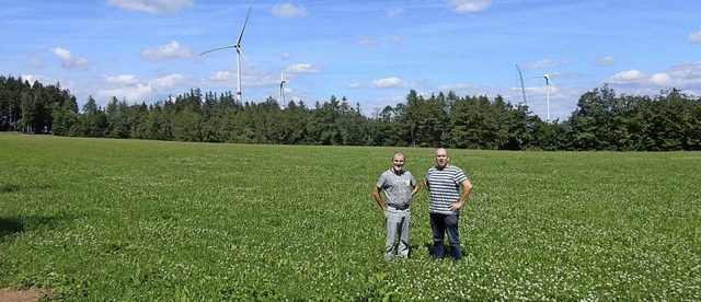 Die beiden Geschftsfhrer der Brgere...es Windparks Rotzel (im Hintergrund).   | Foto: Kurt Meier