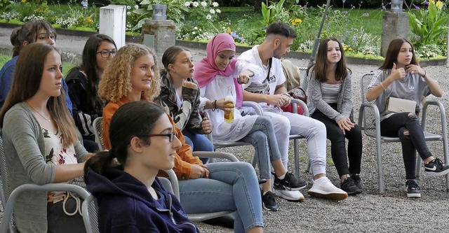 Rund 30 Jugendliche waren zum Brgerdialog in den Schlosspark gekommen.   | Foto: Michael Gottstein