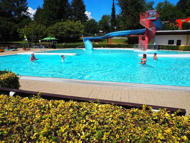 Familien nutzen die Frhschicht am Son...Freibad Kandern zum Spielen im Wasser.  | Foto: Herbert Frey