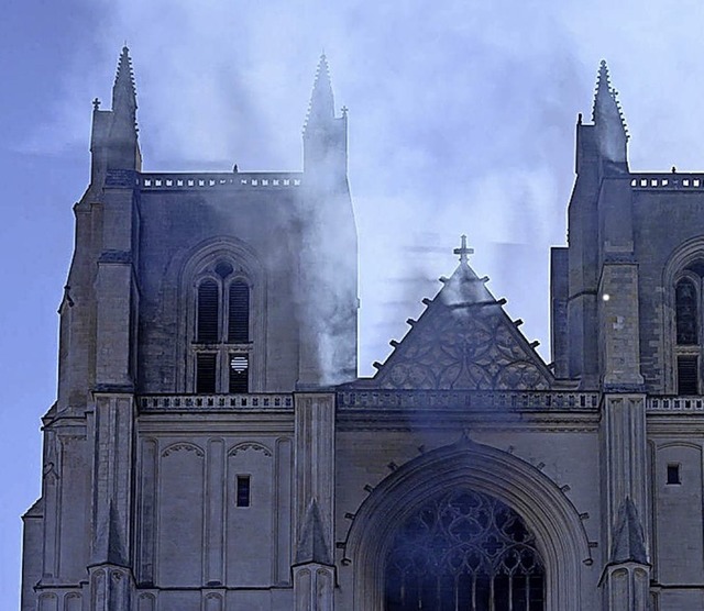 Das Feuer war vor einer Woche in der Kathedrale ausgebrochen.  | Foto: imago images/Hans Lucas