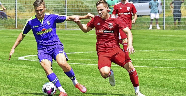 Der SC Freiburg II (links mit Marvin P...Amrhein) dominierte den Freiburger FC.  | Foto: Daniel Thoma