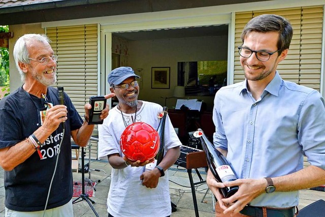 Alex Heisler, Pape Dieye und OB Martin...andemie-Version zum Gartenfest wurde.   | Foto: Michael Bamberger