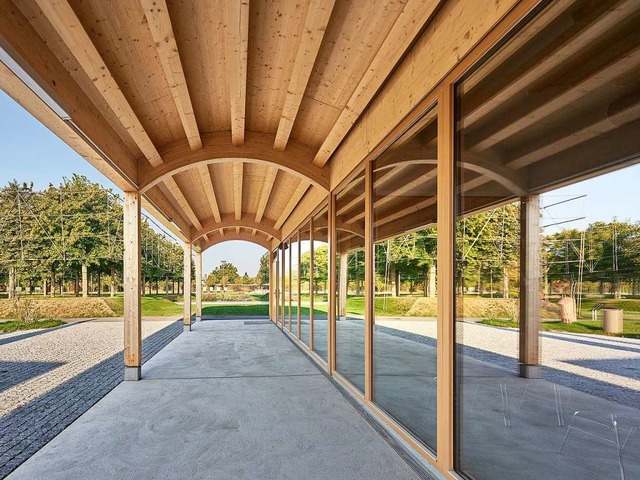 Ein Holzgewlbe im Laubengang schafft ...rgerpark von Se\Arch Freie Architekten  | Foto: zooey-braun-FOTOGRAFIE