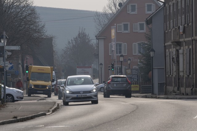 Die Bundesstrae, die durch Hgelheim ...hrt. Das Thema soll besprochen werden.  | Foto: Volker Mnch