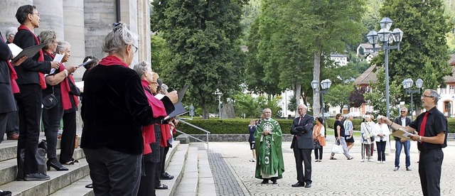 Der Domchor unter der Leitung von Mich... (links) und Pater Bauer vor dem Dom.   | Foto: Cornelia Liebwein