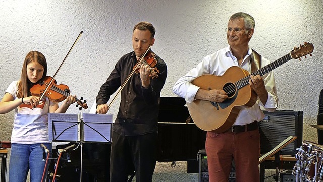Michael Reidick (rechts), hier im Folk...h  nach 36 Jahren von der Musikschule.  | Foto: Roswitha Frey