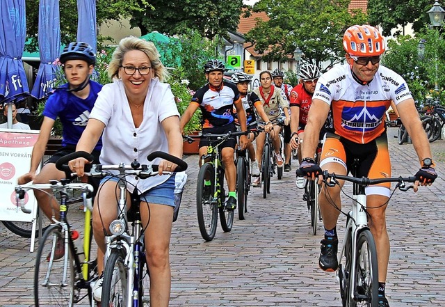 Der Fahrrad-Konvoi trifft beim Kirchzartener Dorfbrunnen ein.   | Foto: Erich Krieger