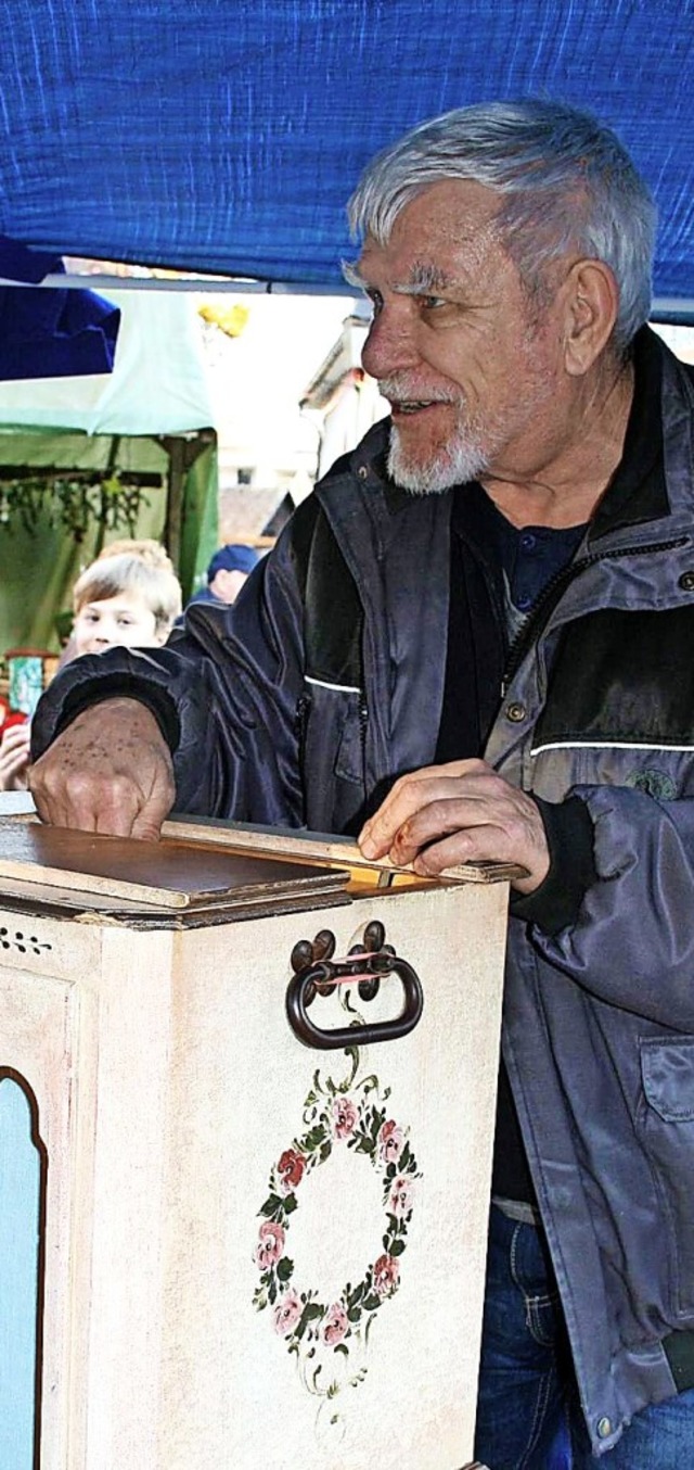 Der in seiner Fahrnauer Wahlheimat sta...ann beim Adventsmarkt, ist verstorben.  | Foto: Ralph Lacher