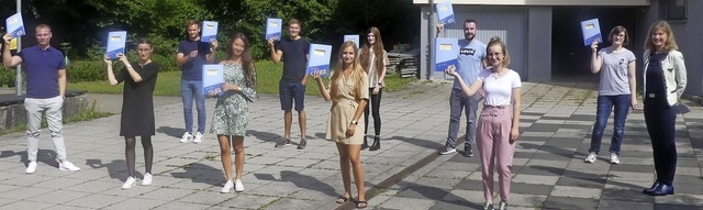 Schulleiterin Barbara Berhorst (rechts...e der prmierten BSZ-Absolvent*innen.   | Foto: BSZ