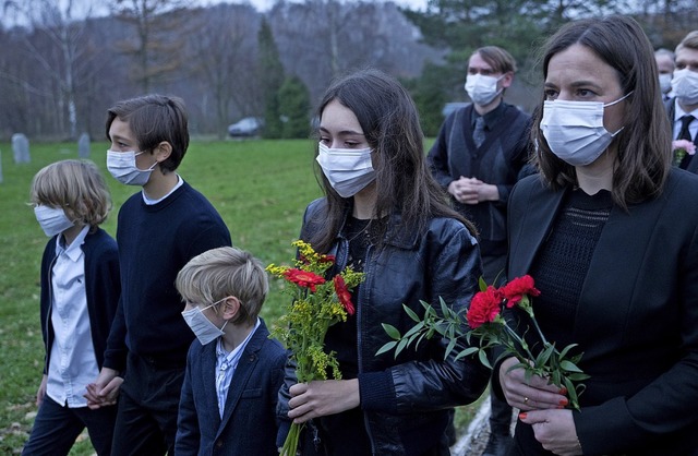 Szene aus der TV-Serie Slborn: die Be...ie Menschen tragen Mund-Nasen-Schutz.   | Foto: Krzysztof Wiktor (ZDF)