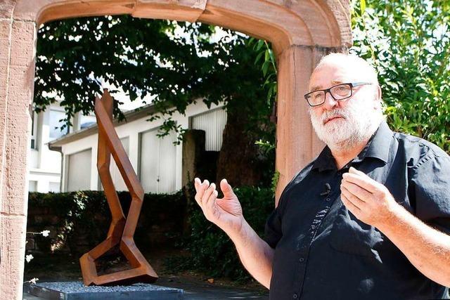 Knstler Robert Schad fhrt durch die Ausstellung in der Lahrer Innenstadt